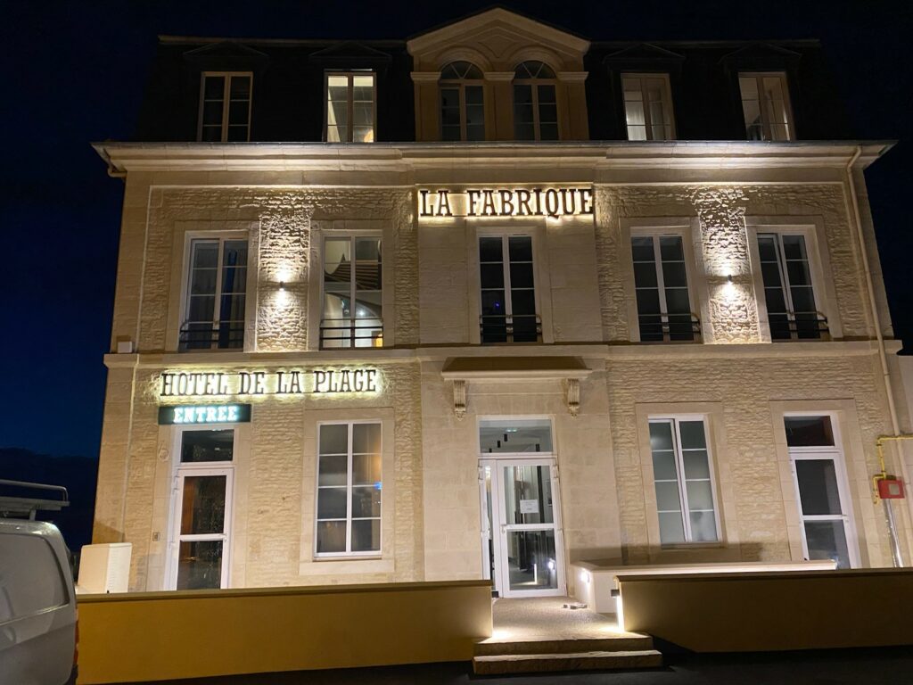 Léon l'enseigniste, Conception lettres boîtiers lumineuses pour Hôtel de la Place