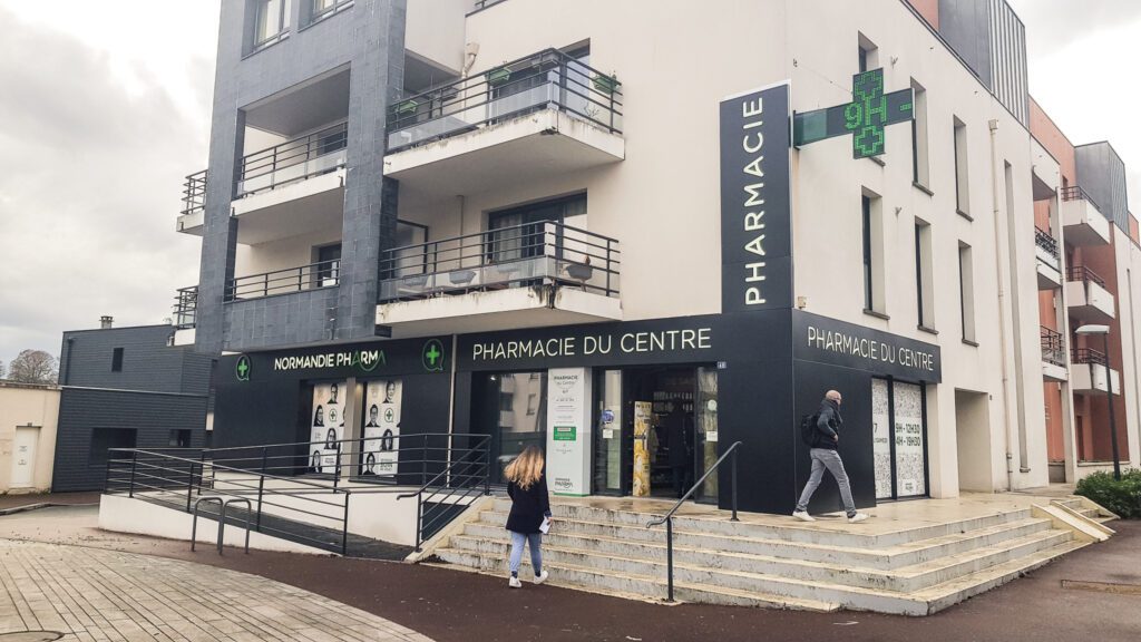 habillage de façade entreprises : pharmacie du centre par Léon l'enseigniste